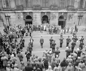 883548 Afbeelding van de Utrechtse politiekapel tijdens een uitvoering voor het Stadhuis op de Stadhuisbrug na de ...